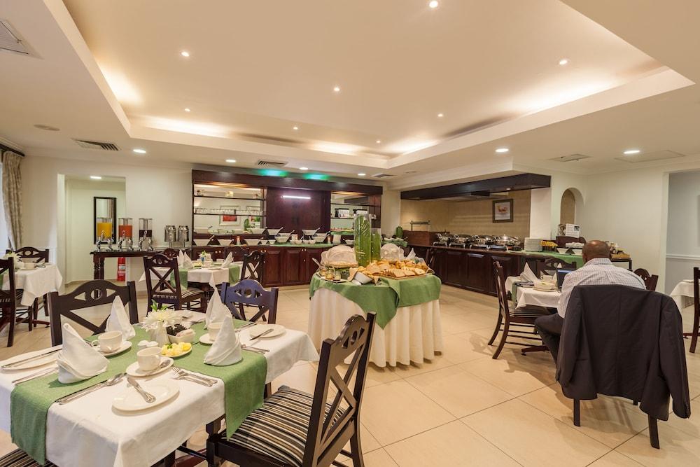 Courtyard Hotel Rosebank Johannesburg Esterno foto