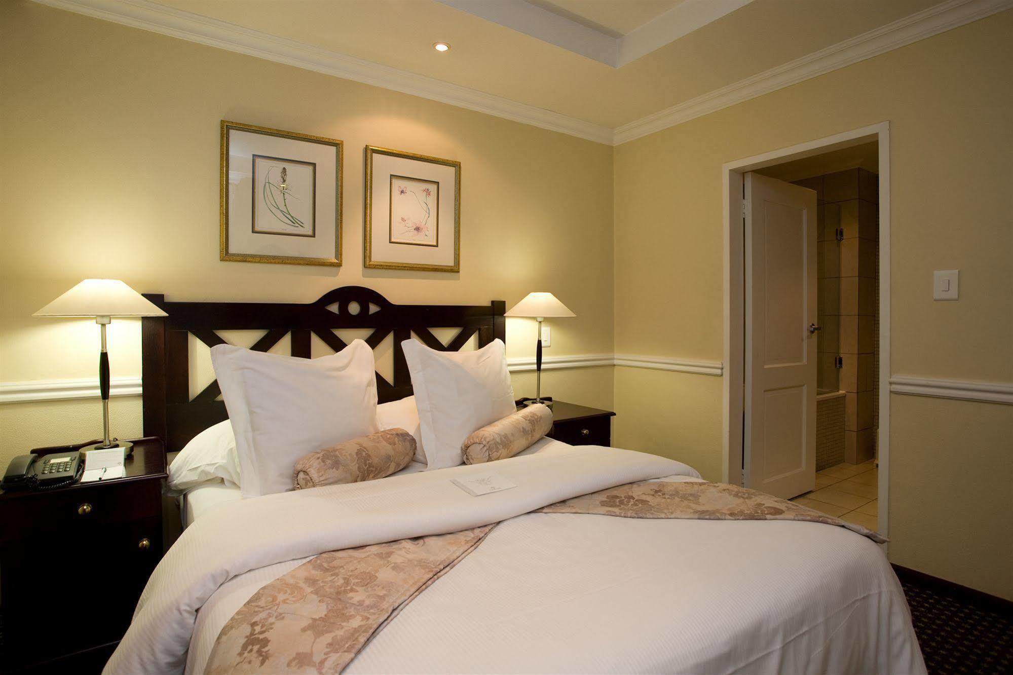 Courtyard Hotel Rosebank Johannesburg Esterno foto