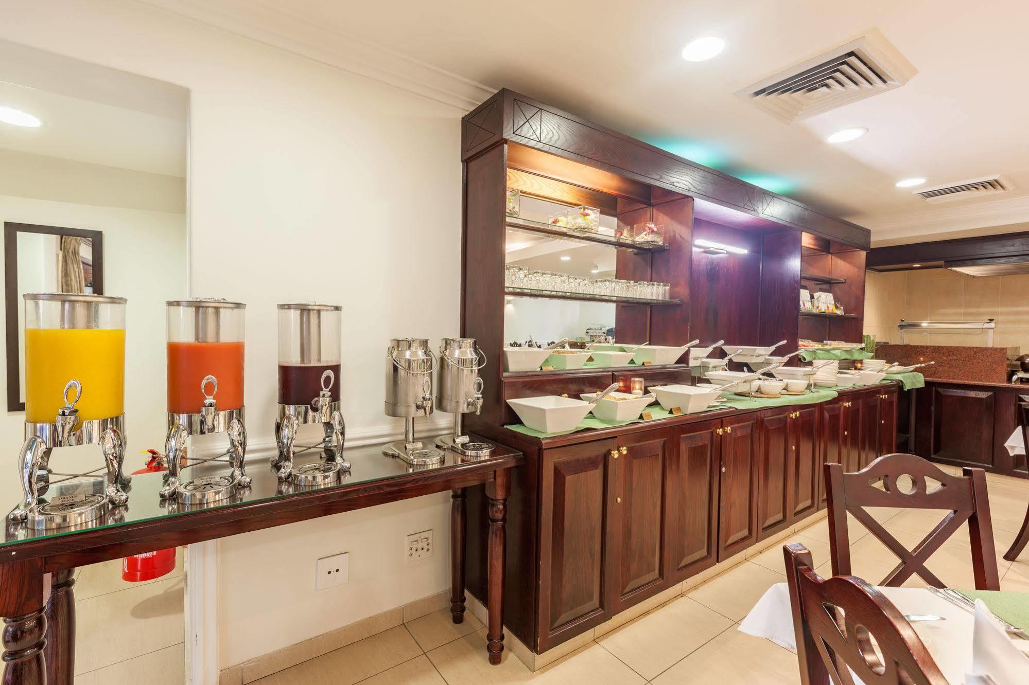 Courtyard Hotel Rosebank Johannesburg Esterno foto