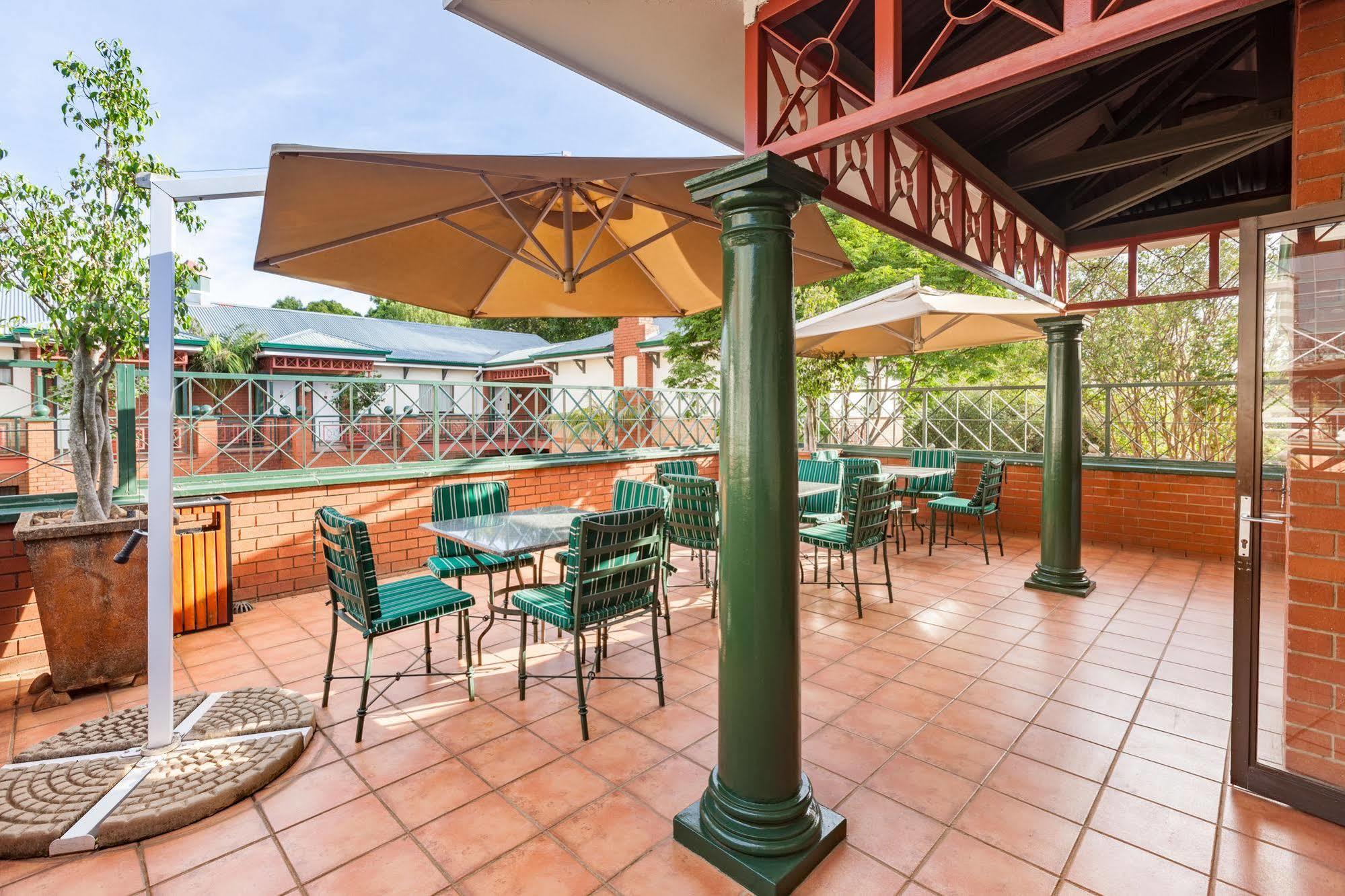 Courtyard Hotel Rosebank Johannesburg Esterno foto