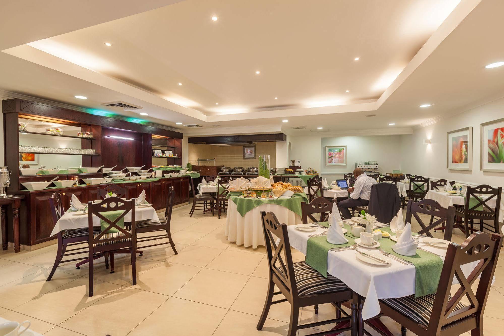 Courtyard Hotel Rosebank Johannesburg Esterno foto