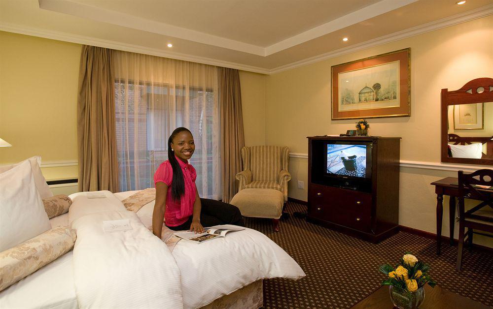 Courtyard Hotel Rosebank Johannesburg Esterno foto